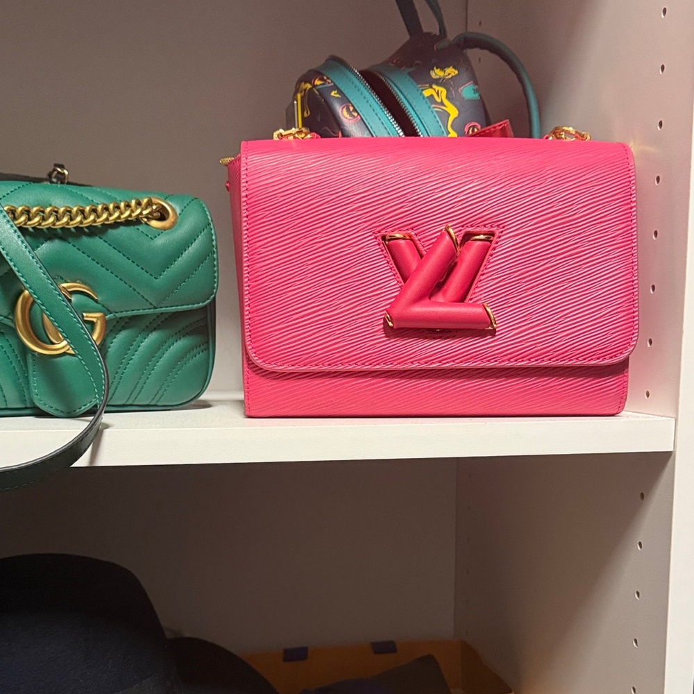 Twist lock purse